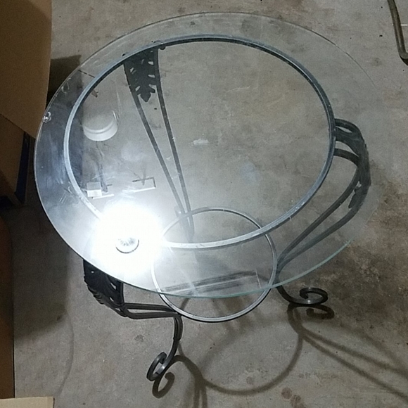 Glass table - Picture 5 of 6